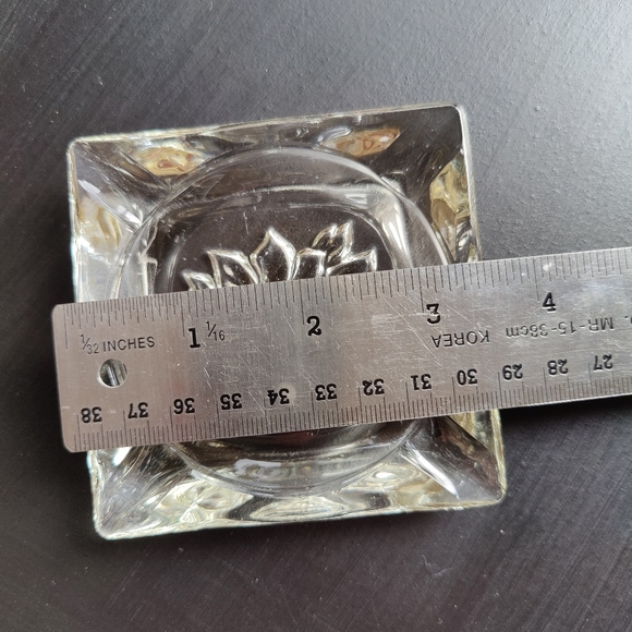 Clear glass vintage ashtray with a poinsettia motif - Picture 4 of 5